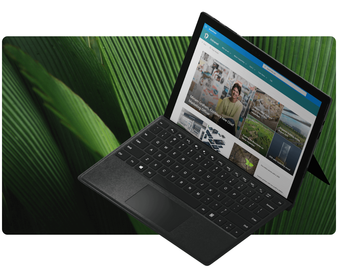 sharepoint-intranet-yritykselle Kannettava tietokone, jonka näytöllä on SharePoint-alustalla toteutettu intranet-ympäristö – visuaalinen esimerkki siitä, miltä moderni SharePoint intranet voi näyttää yritykselle.